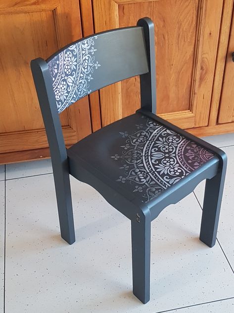 Old Wooden Chairs Makeover, Hand Painted Wooden Chairs, Painted Chairs Ideas Inspiration, Wooden Chair Painting Ideas, Kids Table And Chairs Makeover, Chair Painting Ideas, Painted Chairs Ideas, Painted Folding Chairs, Table And Chairs Makeover