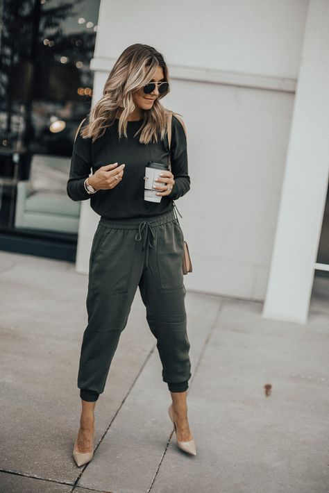 Ann Taylor x Cella Jane Business Joggers Outfit, Green Joggers Outfit Dressy, Jogger Pants Outfit Dressy, Pants Verde, Green Joggers Outfit, Joggers Outfit Women, Fall Green, Jogger Pants Outfit, Cella Jane