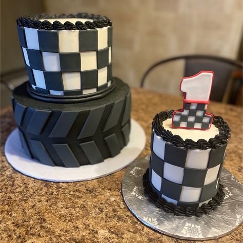 Race Track Cake Ideas, Race Theme Birthday Cake, Racing Cupcakes Ideas, 2 Fast Birthday Food Ideas, Tire Birthday Party Ideas, Cars 2nd Birthday Party Cake, Wheelies And Donuts Birthday, Racing Smash Cake, Fast One Birthday Party Food Ideas