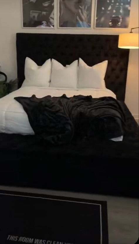 All Black Room Ideas, Black Aesthetic Bedroom, Black Room Decor Bedroom, Black Themed Bedroom, All Black Bedroom, Room Ideas Black, Black Room Decor, Girl Apartment Decor, Black Bedroom Decor