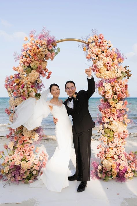 Dreamy spring beach wedding in shades of blush and peach Cancun Wedding Ideas, Wedding Light Pink, Spring Beach Wedding, Sunset Beach Weddings, Vibrant Decor, Shades Of Blush, Cancun Wedding, Shades Of Peach, Bright Pastels