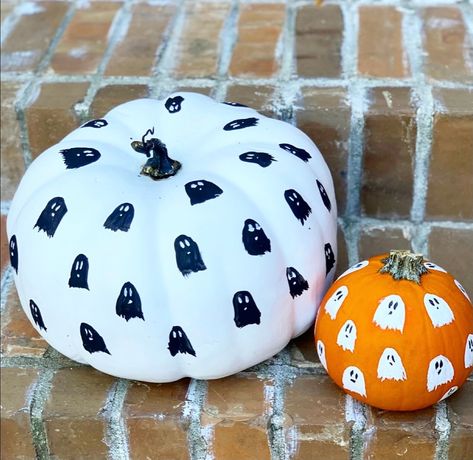 Painting pumpkins Medium Pumpkin Painting Ideas, Pumkin Designs, Pumpkin Board, Cute Painted Pumpkin Ideas, Pumpkin Inspo, Pumpkin Designs Painted, Pumpkins Painting, Black Pumpkins, Pumpkin Crisp