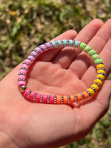 Clay Bead Bracelet Ideas With Letters, Clay Bracelet Matching, Moana Clay Bead Bracelet, Rainbow Clay Bracelet, Clay Beads Ideas Preppy, Clay Bead Bracelet Ideas Dark Colors, Clay Bead Bracelet Ideas Rainbow, Cute Ideas For Bracelets, Clay Bead Bracelet Ideas No Charms