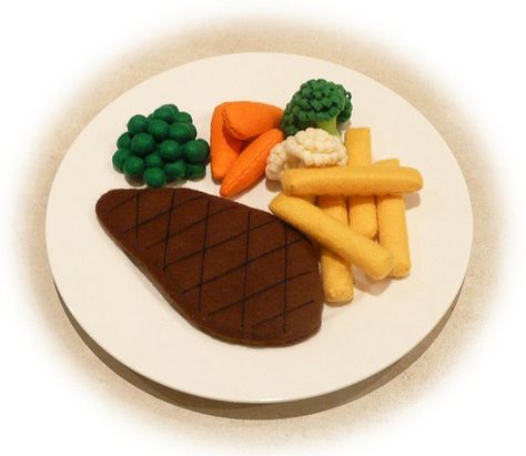 Pretend Play Kitchen - Steak Dinner, in Felt by Hiromi Hughes, via Flickr Felt Food Diy, Felt Food Patterns, Pretend Play Food, Pretend Play Kitchen, Felt Play Food, Pretend Food, Toy Food, Crochet Food, Felt Food