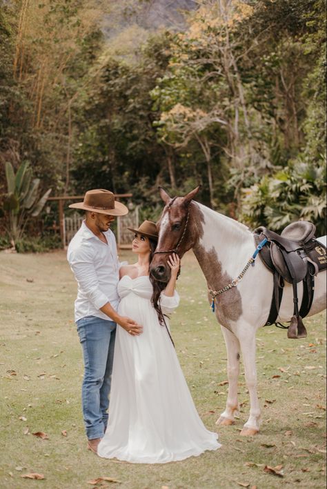 Stunning Maternity Photos, Maternity Photo Shoot Ideas Western, Horse Maternity Photoshoot, Horse Maternity Pictures, Family Shoot With Horses, Country Maternity Photography, Maternity Photo Shoot With Horses, Maternity Photos With Horses, Western Maternity Pictures With Horses