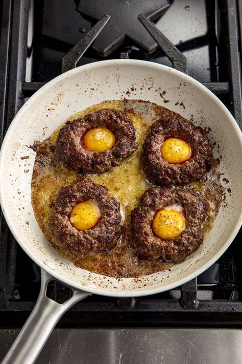 Cooking Egg in a Hole Burgers Video – Egg in a Hole Burgers Recipe How To Video Ground Beef Burger Recipe, Hamburger With Egg, Beef Burger Recipe, Egg In A Hole, Egg Burger, Best Burger Recipe, Ground Beef Dishes, Huevos Fritos, Egg Recipes For Breakfast