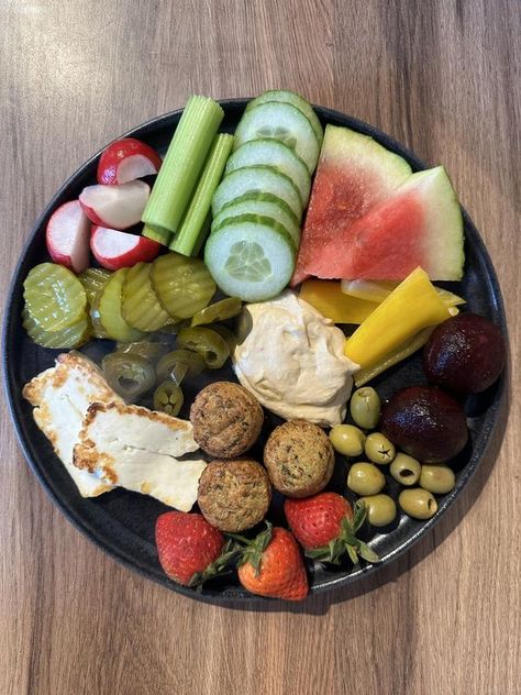 Quick Easy Snack Ideas, Charcuterie Lunch, Hummus Falafel, Cucumber Watermelon, Beetroot Hummus, Adult Lunchables, Food For The Week, Carnivore Meals, Healthy Era