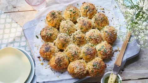 Herb Rolls Recipe, Mary Berry Scones, Berry Scones Recipe, Cheese And Chive Scones, Tear And Share Bread, Berry Scones, Garlic Knots, Garlic Bread Recipe, Scones Recipe