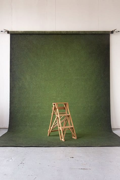 Textured Backdrop Photography, Velvet Backdrop Photoshoot, Color Backdrop Photoshoot, Diy Studio Backdrop, Green Backdrop Photoshoot, Paper Backdrop Photography, Studio Backdrop Ideas, Fabric Backdrop Photoshoot, Green Background Photoshoot