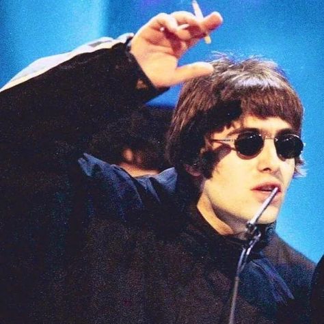 Wtf is wrong with him (+Bonehead) #liamgallagher #oasisband #britpop #britrock #bonehead Liam Oasis, Oasis Album, Oasis Music, Liam Gallagher Oasis, Liam And Noel, Oasis Band, British Things, Noel Gallagher, Liam Gallagher