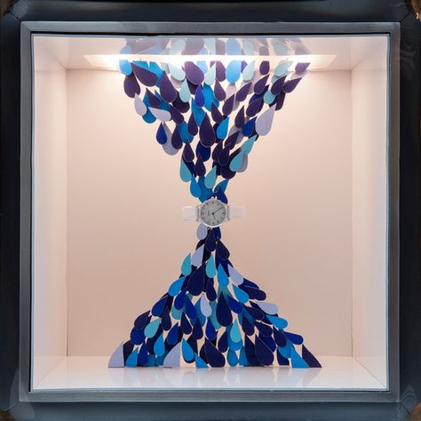 » Hermès ‘Making Waves’ windows by Isabelle Daëron, Tokyo – Japan Watch Window Display, Jewelry Windows, Hermes Window, Grey Floral Wallpaper, Window Display Retail, Windows Display, Ginza Tokyo, Jewelry Store Design, Visual Merchandising Displays