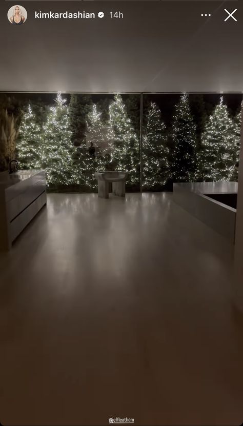 Kylie Christmas, Kardashian Christmas, Penthouse Terrace, Kim House, Luxury Christmas Decor, Jenner House, Christmas House Lights, Popular Interior Design, House Smell Good