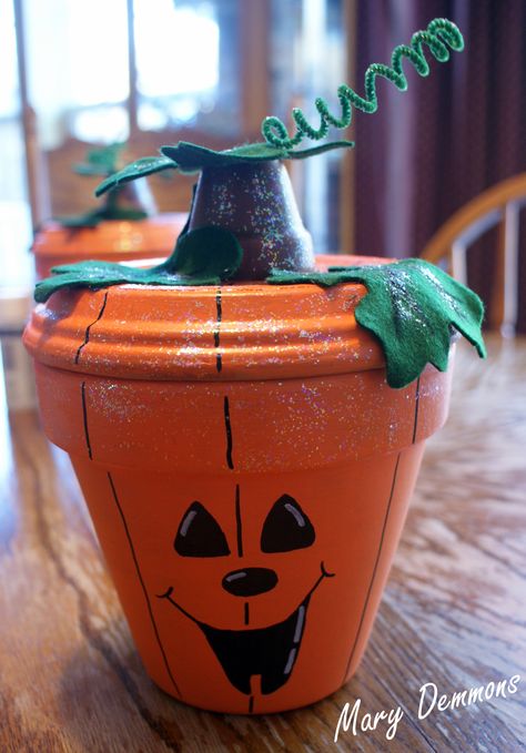 Terracotta Pot Pumpkin Paper Pumpkin Craft, Terra Cotta, Clay Pot Projects, Flower Pot People, Terra Cotta Pot Crafts, Painted Clay Pots, Flower Pot Crafts, Adornos Halloween, Painted Flower Pots