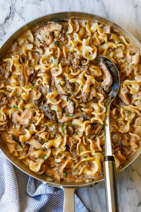 One-Pot Beef Stroganoff - #beef #stroganoff #pasta #recipe #eatwell101 - This beef Stroganoff recipe is cooked in only one pan and makes the most comforting dinner! - #recipe by #eatwell101® Stroganoff Pasta, Cozy Pasta, Stroganoff Beef, Quick Ground Beef Recipes, Comforting Dinner, Dinners Recipes, Ground Beef Pasta, Skillet Recipes, Potted Beef