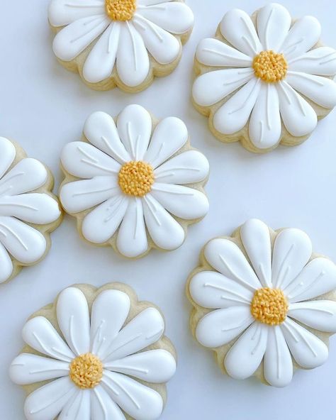 Moms Sugar Cookies, Happy Cookies Decorated, Mini Flower Cookies, Decorated Cookies Flowers, Easter Sugar Cookie Ideas, Spring Cookie Ideas, Daisy Biscuits, Cute Sugar Cookies Designs, Iced Cookies Ideas