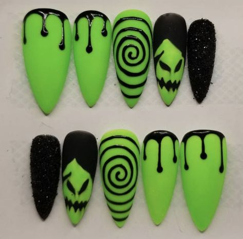 Easy Oogie Boogie Nails, Ogie Bogie Nails, Oogey Boogey Nails, Oogie Boogie Nail Art, Oggie Boogie Nail Designs, Short Stiletto Halloween Nails, Nightmare Before Christmas Nails Simple, Ophir Boogie Nails, Tim Burton Nails Acrylic