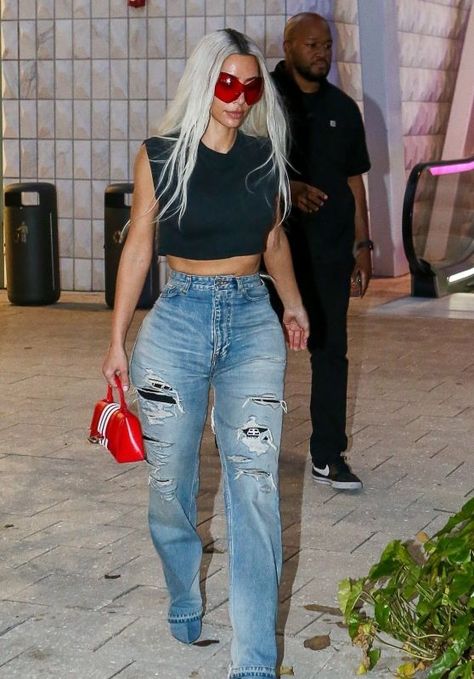 Kardashian Aesthetic Casual, Kim Kardashian Relaxed Style, Kim Kardashian Casual Outfits 2022, Kim K Iconic Looks, Kim Kardashian Denim Outfit, 2023 Kim Kardashian, Kim Kardashian Fashion 2023, Kim Kardashian Baggy Jeans, Kim Kardashian Inspired Outfits