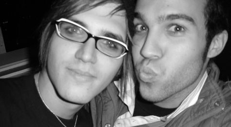 Mikey way pete wentz Save Rock And Roll, Read Letters, Palaye Royale, Pete Wentz, Mikey Way, Frank Iero, Band Memes, Emo Bands, Pillow Talk