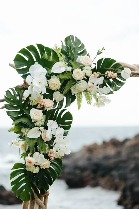 Greenery Ceremony, Modern Ceremony, Tropical Wedding Centerpieces, Tropical Wedding Bouquets, Mexico Weddings, Tropical Wedding Theme, Tropical Wedding Decor, Wedding Mexico, Tropical Wedding Inspiration