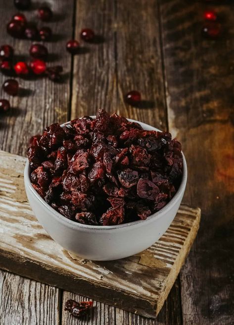 How To Dry Cranberries (Oil-Free + Sugar-Free) - Shane & Simple How To Dry Cranberries, Cranberry Pecan Salad, Dry Cranberries, Cranberries Dried, Dried Cranberries Recipes, Fresh Cranberry Recipes, Dressing Food, Vegan Blueberry Muffins, Holiday Roasts