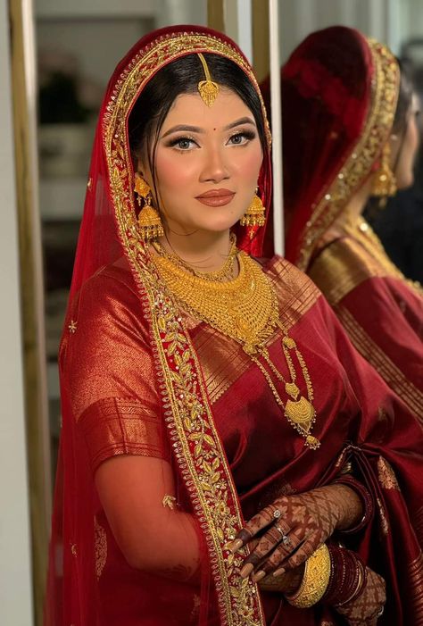 Bangladeshi Bridal Look, Reception Dress Bride Indian, Indian Wedding Dress Bridal Lehenga, Engagement Couple Dress, Red Saree Wedding, Bridal Hairstyle Indian Wedding, Goddess Makeup, Bride Reception Dresses, Bengali Bridal Makeup