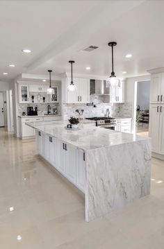 Best Kitchen Remodel Before And Afters – Forbes Advisor Elegant Kitchen Design, Interior Design Per La Casa, Dream Kitchens Design, Kitchen Remodel Inspiration, Kitchen Design Plans, Classic Kitchen, White Kitchen Design, House Design Kitchen, Elegant Kitchens