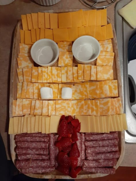 Cheddar, colbly jack, salami, strawberries for the tie and ranch dip for the eyes. My 5 year old came up with the marshmallows for Spongebobs teeth at the last minute. Spongebob Snack Ideas, Spongebob Veggie Tray, 30th Birthday Spongebob, Spongebob Charcuterie Board, Spongebob Birthday Food Ideas, Spongebob Party Ideas 25, Spongebob Birthday Games, Spongebob Themed Bachelorette Party, Spongebob Themed Party Games