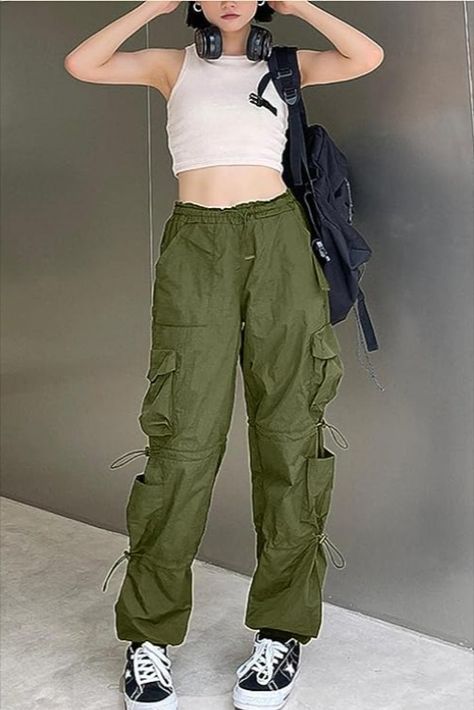 Parachute pants made of wearable, skin-friendly, soft, comfortable fabric for all-day wear. Ruched Cargo Pants, Baggy Parachute Pants, Green Cargo Pants Outfit, Parachute Pants Outfit, Parachute Cargo Pants, Cargo Pants Style, Cool Girl Style, Cargo Pants Outfit, Green Cargo Pants