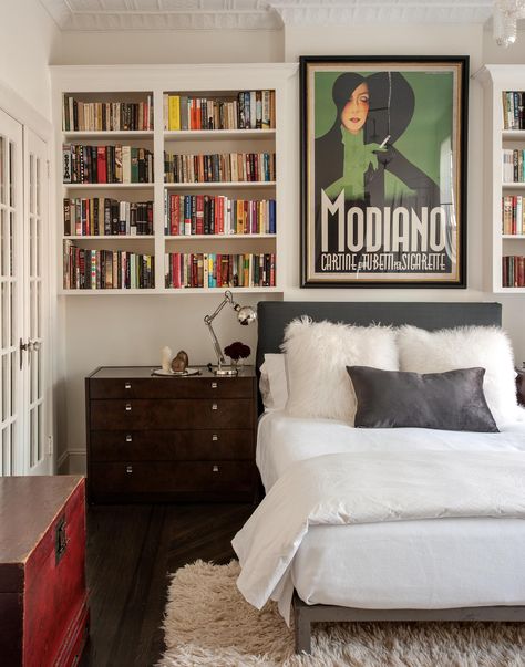 Bedroom + shelving New York Bedroom, New York Brownstone, Lots Of Books, Deco Bedroom, Above Bed, Apartment Inspiration, Brooklyn New York, White Bedding, My New Room