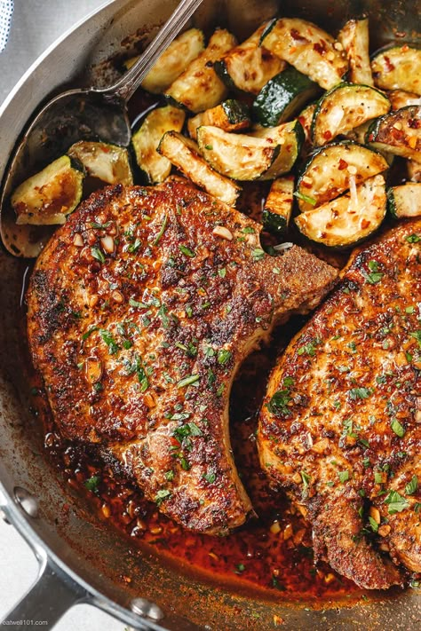 Cajun Pork Chops Recipe with Zucchini - #pork #chops #reicpe - These delicious cajun pork chops are tender with crispy edges - You'll love the flavors! - #recipe by #eatwell101® Cajun Pork Chops, Cajun Dinner, Cajun Pork, Keto Skillet, Zucchini Dinner, Healthy Pork Chops, Healthy Pork Chop Recipes, Pan Keto, Easy Cajun