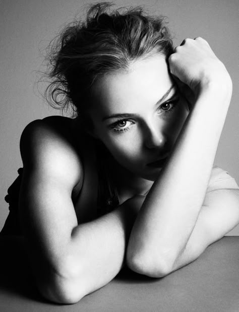 Valentina Zelyaeva by Marcus Ohlsson Shotting Photo, Foto Poses, Female Portraits, Foto Art, Black And White Portraits, Shoot Inspiration, Black White Photos, Portrait Poses, Portrait Inspiration