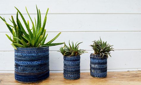 All you need is a tin can and some glue to create these fun denim planters. The jeans upcycled tin cans can also be used as a pen or utensil pot. The different shades of indigo create a lovely striped effect. Crafts With Old Jeans, Denim Wreaths, Jeans Upcycle, Jeans Sewing, Jean Ideas, Crafts To Do When Your Bored, Denim Bag Patterns, Jeans Crafts, Denim Crafts Diy