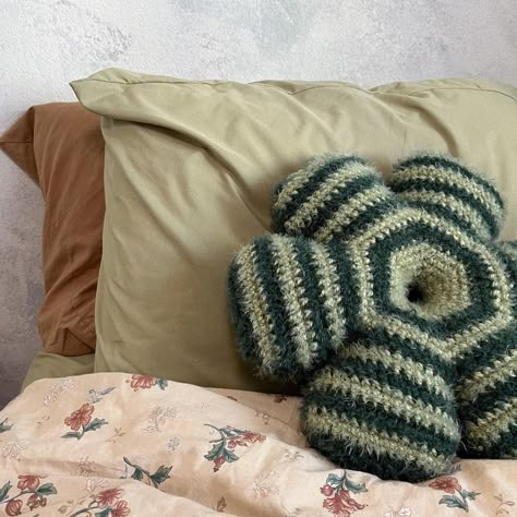 knitting • Instagram Crochet Flower Pillow, Mode Crochet, Crochet Pillows, Crochet Pillow, Flower Pillow, Fun Crochet Projects, Crochet Things, Diy Crochet Projects, Crochet Inspo