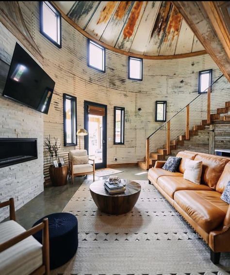 Silo Interior Design, Silo Air Bnb, Grain Bin Homes Floor Plans, Grain Bin Interior Ideas, Silo Guest House, Grain Bin Man Cave, Grainbin Homes, Silo Library, Grain Bin Houses