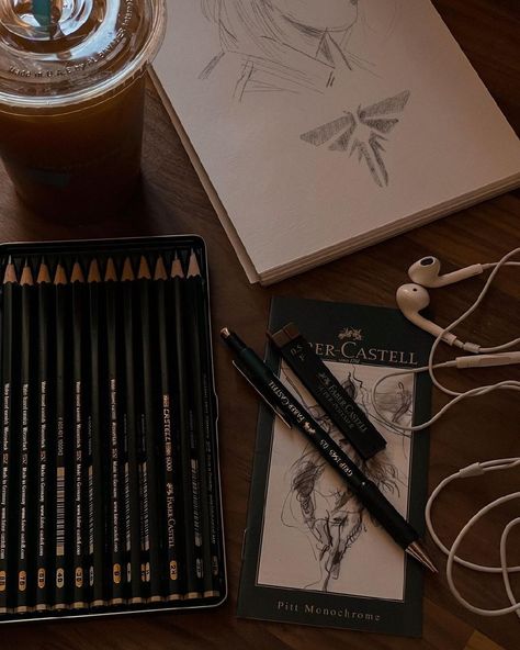 Sketches Book Aesthetic, Sketching Aesthetic Vision Board, Art And Writing Aesthetic, Dark Academia Drawing Aesthetic, Dark Academia Painter Aesthetic, Traditional Artist Aesthetic, Drawing Vibes Aesthetic, Aesthetic Painting Pictures, Artist Sketch Aesthetic