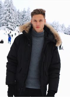 Street Styles 2023, Snow Outfit Men, Ski Outfit Men, Puffer Jacket Outfits, Down Jacket Outfit, Apres Ski Outfits, Jacket Outfit Men, Puffer Jacket With Fur, Outfits Street Styles