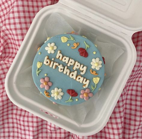 Aesthetic Lunch Box Cake, Korean Lunch Box Cake Birthday, Korean Bento Cake Aesthetic, Cute Lunchbox Cakes, Lunchbox Cake Ideas, Lunch Box Cake Ideas, Mini Bento Cake, Korean Lunch Box Cake, Lunch Cake