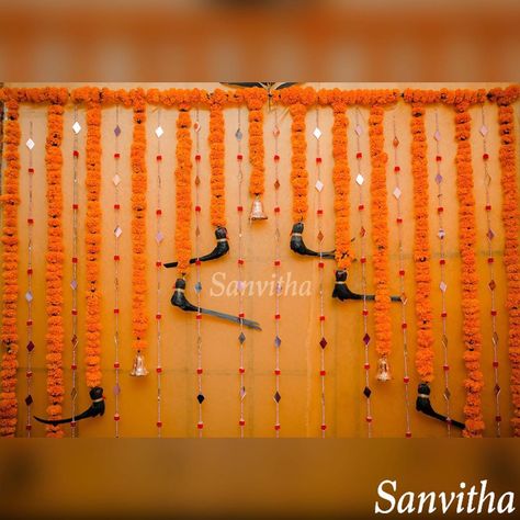 Pellikuturu Decoration, Pellikuthuru Decor, Shaadi Decor, Indian Baby Shower Decorations, Leaf Decor Wedding, Shiva Tandav, Puja Decor, Classy Decorations, Haldi Decoration