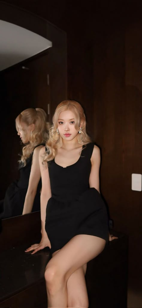 Rosé Dress Blackpink, Rose Blackpink Outfit, Rosé Cute Blackpink, Rosé Legs, Rosé Blackpink Black, Rosé Blackpink Aesthetic, Rosé Hot, Blackpink Wallpaper, Rose Park