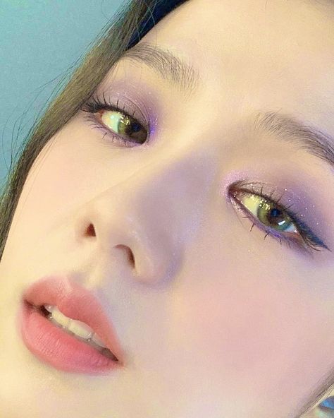 ‏ًًdavey on Twitter: "Jisoo's close-ups are GODTIER! She knows she's so gorgeous, beautiful, pretty, attractive, appealing, good-looking.... i'm lost of words good lord @Blackpink… https://t.co/xdEs4oSXIt" Makeup Ala Korea, Makeup Asia, Korean Makeup Look, Cute Eyeshadow Looks, Eyeshadow For Blue Eyes, Purple Eye Makeup, Korean Eye Makeup, Fresh Makeup, Purple Eyeshadow