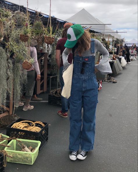 Cool Dungaree Outfit, Baggy Denim Overalls Outfit, Overalls Outfit Modest, Fall Dungaree Outfits, Baggie Overalls Outfit, Overalls Outfit Fall 2022, Overall With Crop Top, Overalls For Winter, Styling Baggy Overalls