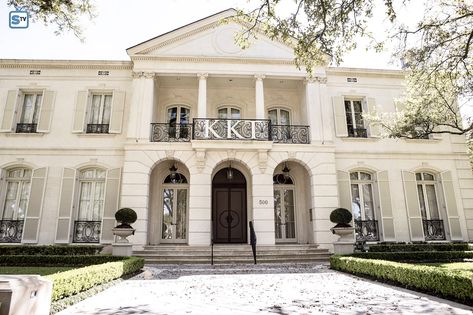 Kappa Kappa Tau House | Scream Queens Kappa Kappa Tau, American Horror Story Series, Chanel Oberlin, Sorority House, Garden District, Expensive Houses, Scream Queens, Sorority, Exterior Design