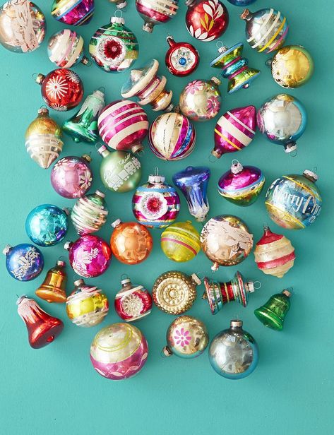 an assortment of glass ornaments on a blue background Shiny Brite Christmas, Antique Christmas Tree, Vintage Christmas Tree Decorations, Retro Christmas Decorations, Shiny Brite Ornaments, Antique Christmas Ornaments, Vintage Christmas Images, Vintage Xmas, Mid Century Christmas