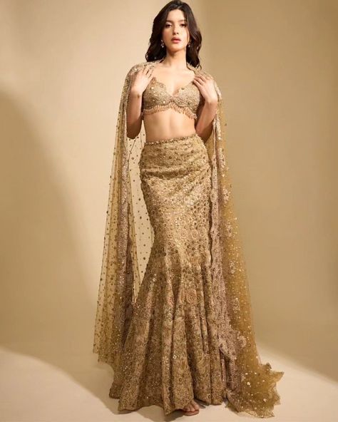 Take Notes From Shanaya Kapoor's Fashion For The Perfect Bridesmaid Look | WedMeGood Indian Bridesmaid Dresses, Engagement Look, Sangeet Outfit, Wedding Fits, Simple Lehenga, Latest Bridal Lehenga, Reception Look, Lehenga Designs Simple, Indian Bride Outfits