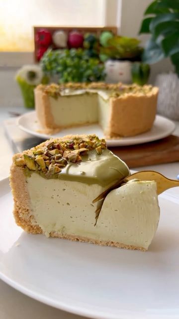 Pistachio Cheesecake Recipe, Pistachio Crumble, Pistachio Cheesecake, Cheesecake Lovers, Buttery Cookies, Catering Food, Creamy Desserts, Cookie Crust, Happy Foods