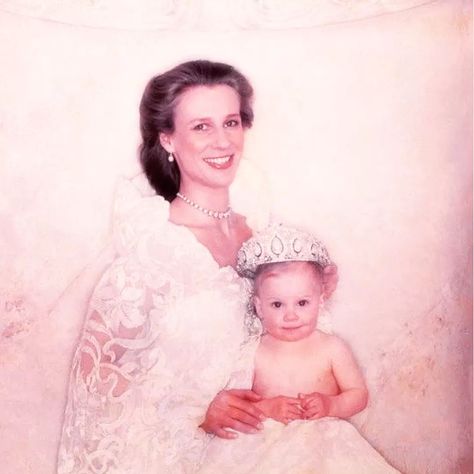 @windsor.royals.lovely shared a photo on Instagram: “The Duchess of Gloucester Her Cartier Indian Diamond Tiara above her daughter Lady Rose Windsor, 1981. Portrait by Norman Parkinson…” • Jan 30, 2022 at 7:18pm UTC Collet Necklace, Duchess Of Gloucester, Norman Parkinson, Princess Louise, English Royalty, Royal Crowns, Pearl Tiara, Elisabeth Ii