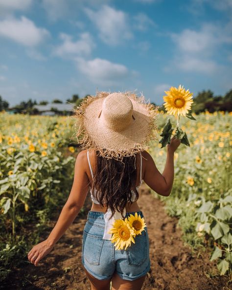 How to Pose for Photos: 48 Poses For Your Next Instagram Photoshoot Sunflower Field Photography, Sunflower Field Pictures, Sunflower Photography, Spring Photoshoot, Sunflower Photo, Flower Photoshoot, Shotting Photo, Poster Photo, Sunflower Field