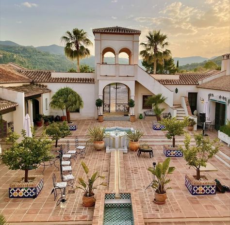 Spanish Architecture Hacienda Style, Spanish Hacienda Style Homes, Hacienda Courtyard, Spanish Villa Home, Spanish Haciendas, Spanish Mansion, Spanish Courtyard, Countryside Photos, Spanish Hacienda