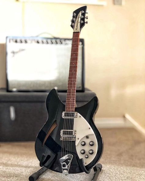 Rickenbacker 4001, Rickenbacker Guitar, Guitar Ideas, Cool Electric Guitars, Cool Guitar, Guitar Amp, Axes, Muse, Electric Guitar