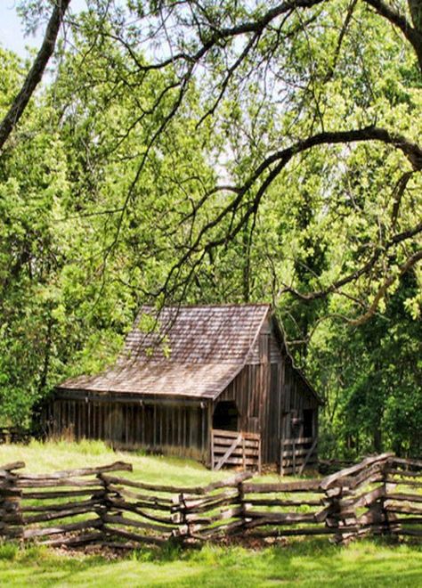 Old Log Cabin, Barn Pictures, Country Barns, Barns Sheds, Old Farm Houses, Farm Barn, Country Scenes, Red Barns, Old Barns